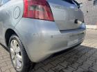 Toyota Yaris XP9 original Stossfänger Stoßstange hinten für Fahrzeuge mit PDC Einparkhilfe 1F8 Silber Metallic Bj.2009